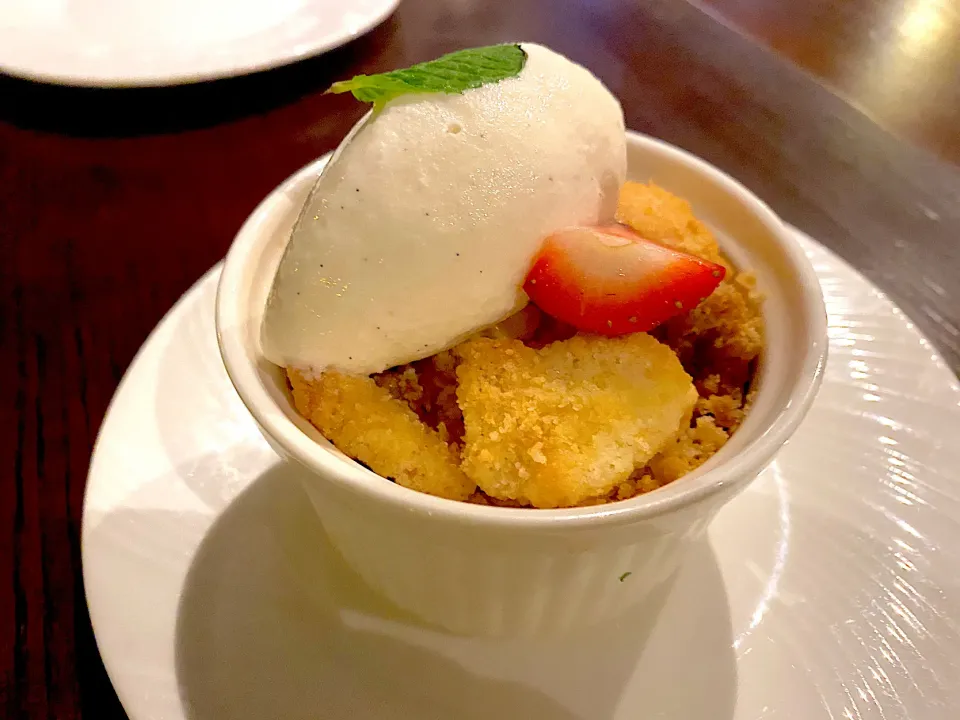 Snapdishの料理写真:Apple crumble with vanilla gelato|skyblueさん