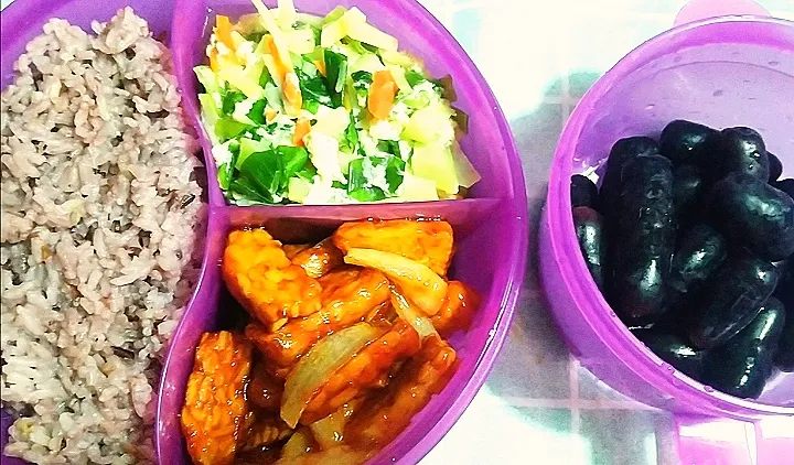 Lunch
Brown rice, mix vege with egg, fry soy tempe in chillie sauce & grape

You tube: kak lin channel|Harlina  (Malaysia)さん