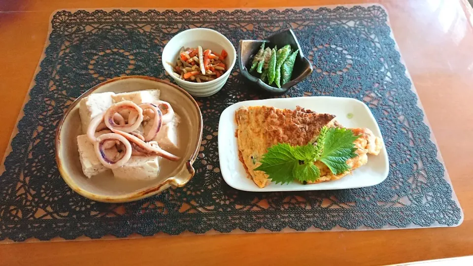 Snapdishの料理写真:☆イカと豆腐の煮物
☆納豆の卵焼き
☆ゴボウのきんぴら
☆ひらまめのごま和え|chikakoさん