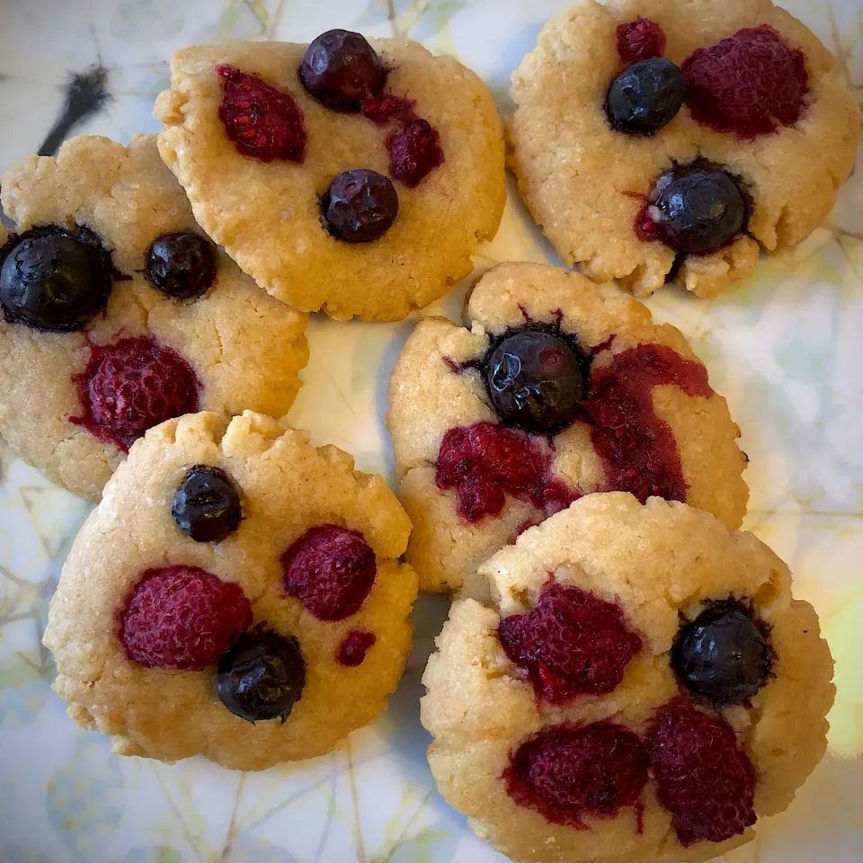 Vegan peanut butter cookies with raspberries and blueberries|MissYumYumさん