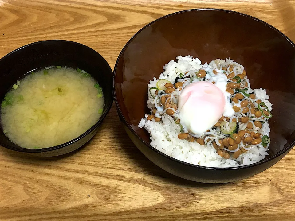 Snapdishの料理写真:☆温玉しらす納豆ご飯 ☆あおさ味噌汁|まぁたんさん