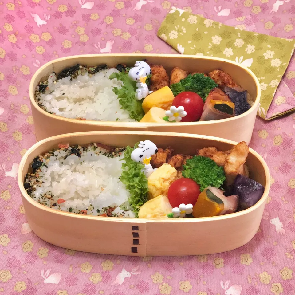 Snapdishの料理写真:胸肉唐揚げ☘の双子ちゃんお弁当💙❤️ 9/15火|sweet homeさん