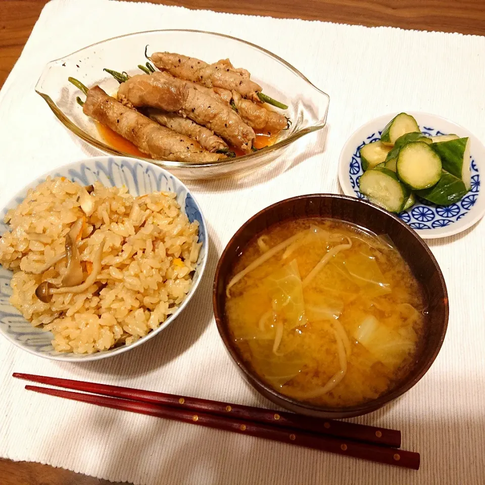 豚肉ときのこの炊き込みご飯
キャベツともやしの味噌汁
いんげんの豚肉巻き
きゅうりの浅漬け|oneiさん