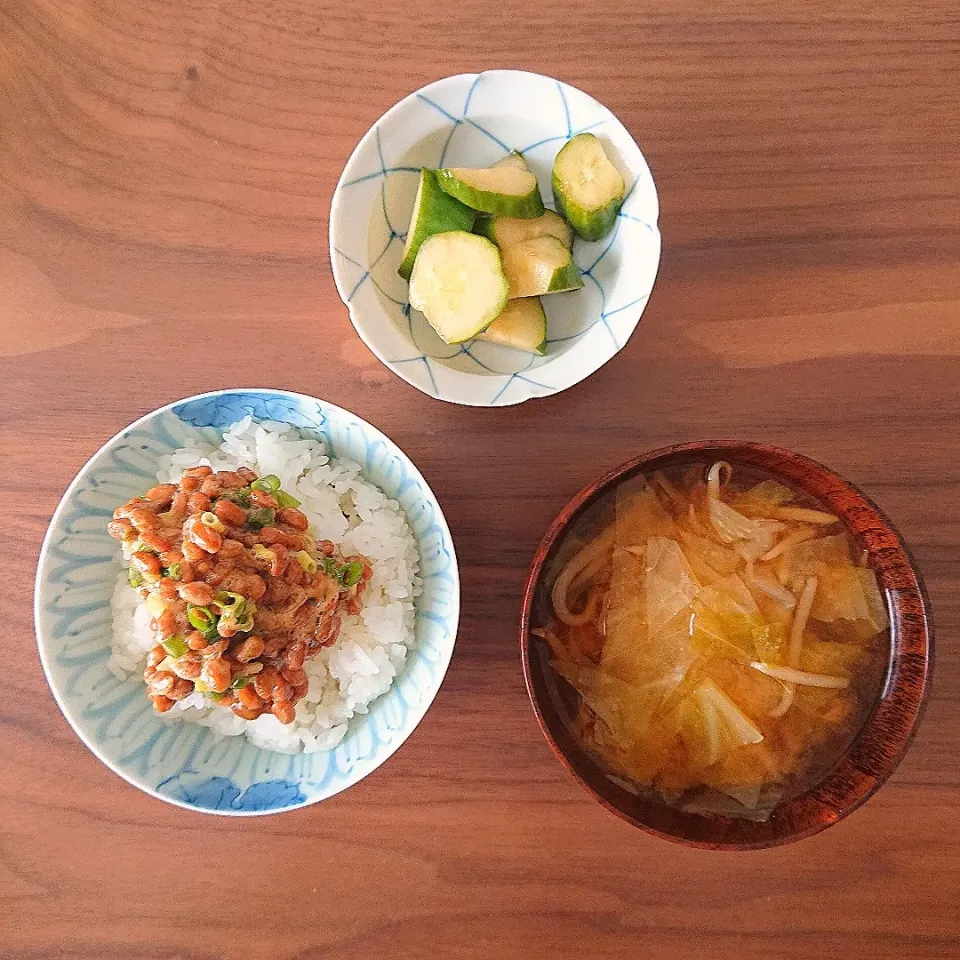 納豆ごはん
キャベツともやしの味噌汁
きゅうりの浅漬け|oneiさん