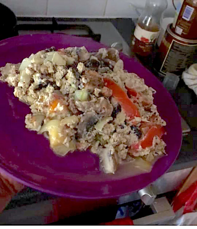 Scrambled eggs with mushrooms, tomatoes|Leona A Williamsさん