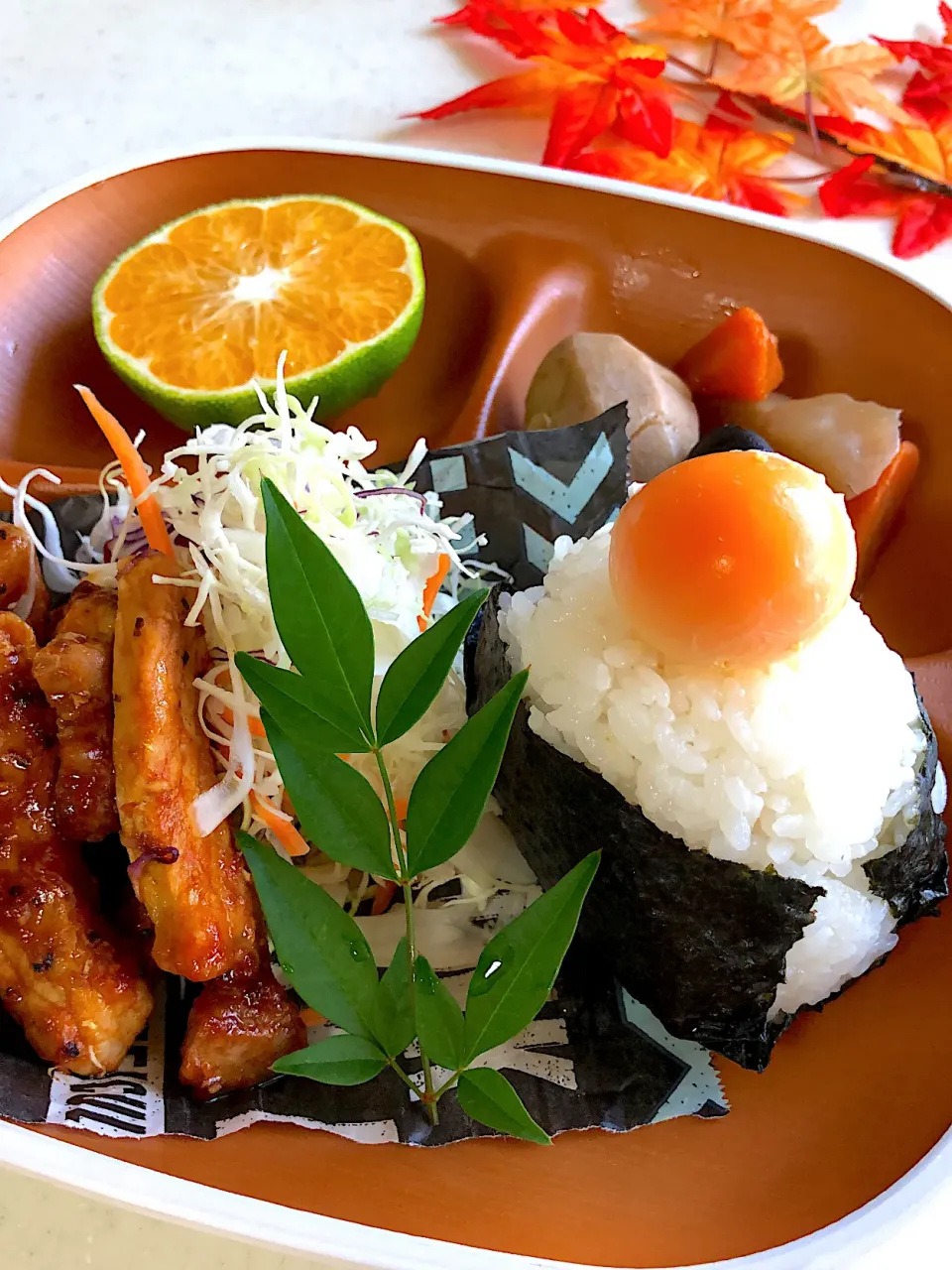 Snapdishの料理写真:お月見おにぎり（鮭）🐟　　蓋はどうする？弁当🍙|みゆきさん