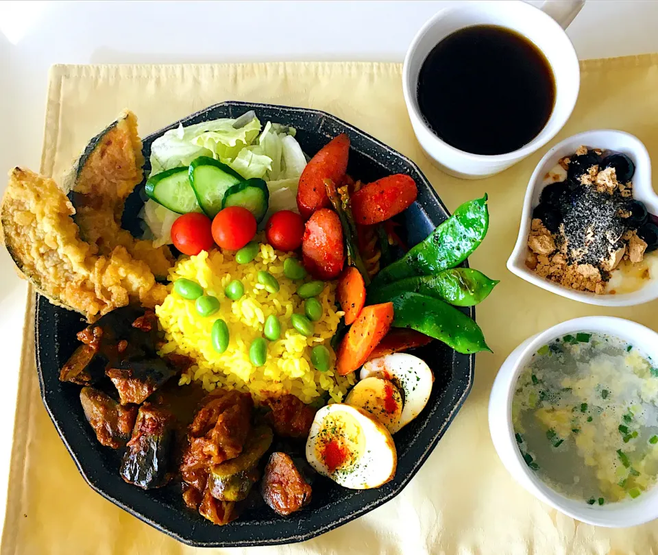 スパイスカレー生活58日目笑笑😋たっぷり茄子カレー❤️ホクホクの南瓜天ぷら🎃野菜サラダ🥗ペンネとウインナーのトマトソース炒め🍅人参🥕インゲンのバジルソテー❤️カレー味の茹で卵❤️ターメリックライスに枝豆❤️今日も朝からスタミナ付けました笑笑😋❤️|HAMI69さん