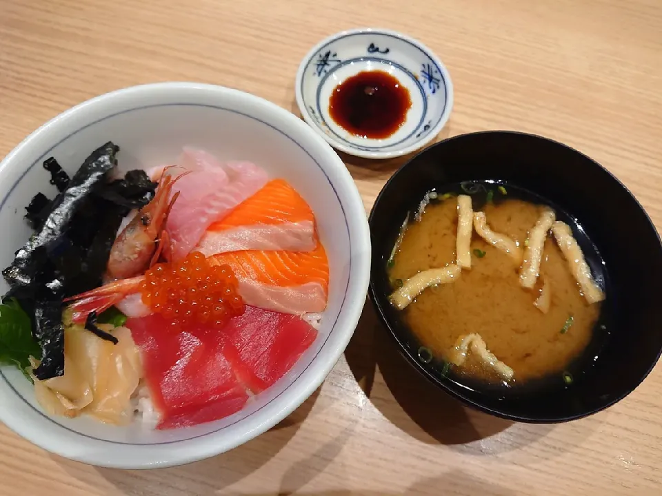 今日のランチ 海鮮丼😋|みぽりん♪さん