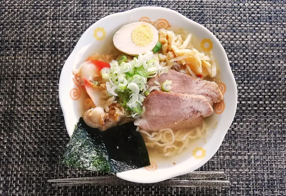 Snapdishの料理写真:おうちで豪華に塩ラーメン|puniさん