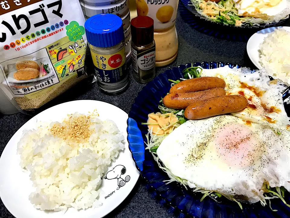 Snapdishの料理写真:ヤッターー！目玉焼きが(ターンオーバーじゃないやつ2個)のってるーー！ #朝食  #昼飯　ライス(半分胡麻かけ)、キャベツ豆苗サラダ(半分サウザン半分マヨ)、ウインナー、目玉焼き(塩コショウ、醤油)|ms903さん