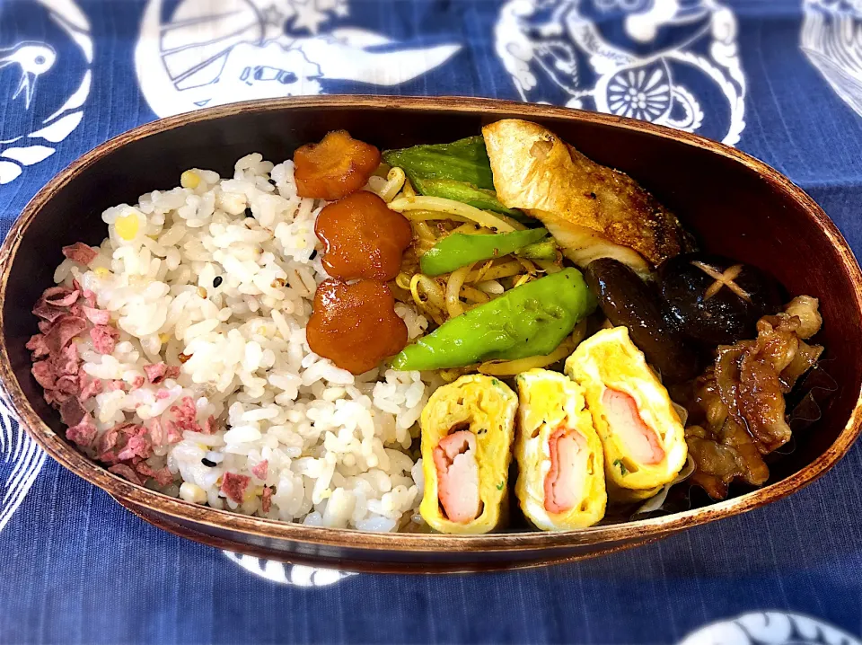 サラ弁　　　　　　　　　　　　　　　　　椎茸と豚肉の甘辛煮　カニカマ入り卵焼き　焼きサバ　モヤシとシシトウのカレー炒め|じゅんさんさん