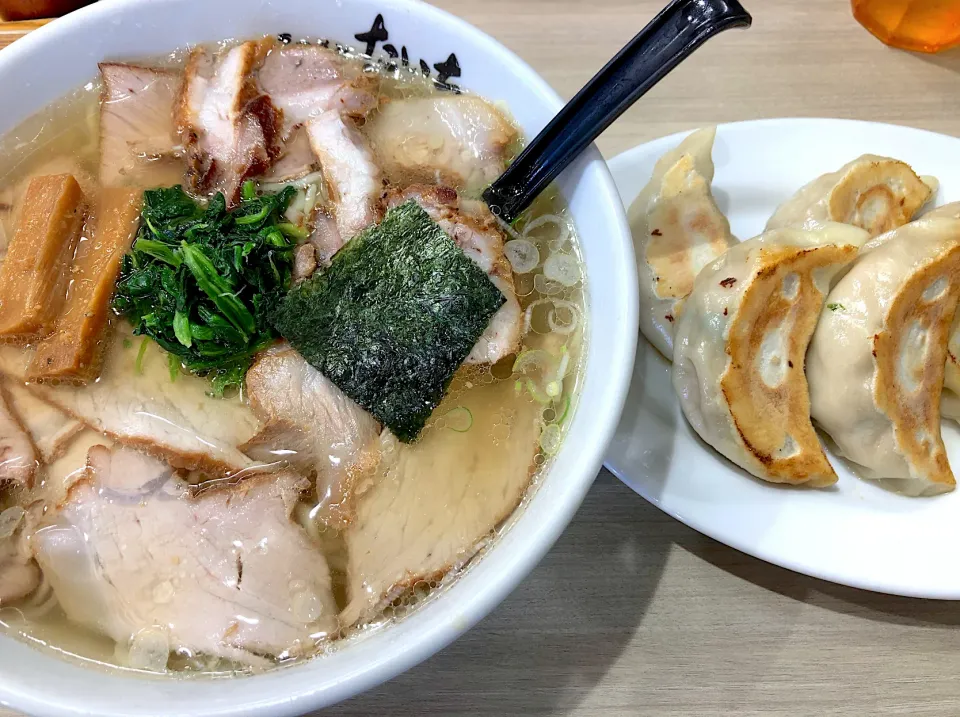 Snapdishの料理写真:塩チャーシュー&餃子|utayataさん