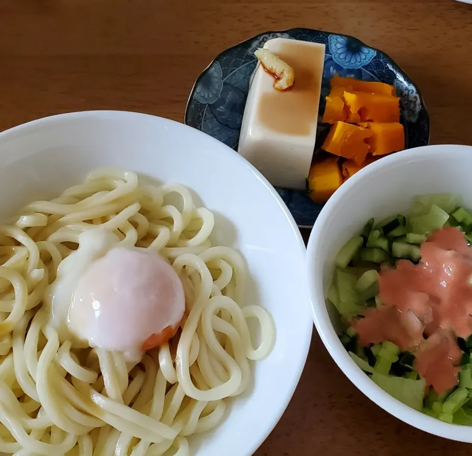 Snapdishの料理写真:温玉のせうどん
きゅうりとレタスのサラダ
冷奴
かぼちゃ|ナナさん