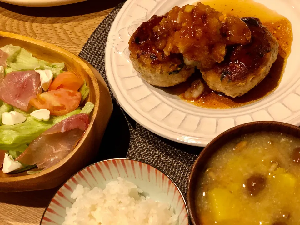 おろしハンバーグ、生ハムのサラダ、秋のお味噌汁|じょんさん