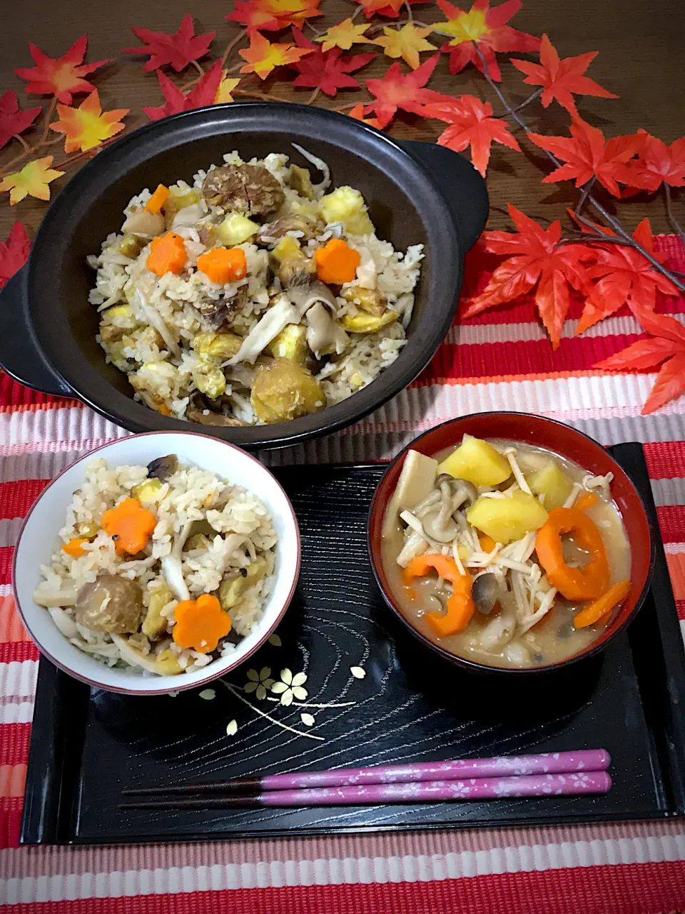 Snapdishの料理写真:秋のたっぷりキノコ🍄味噌汁　　　　　秋のたっぷりキノコ炊き込みご飯|いっちゃんさん