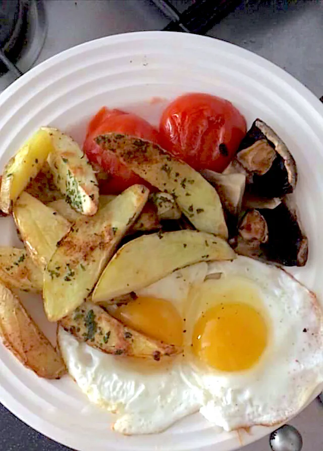 Sunny side up eggs and spicy wedges|Leona A Williamsさん