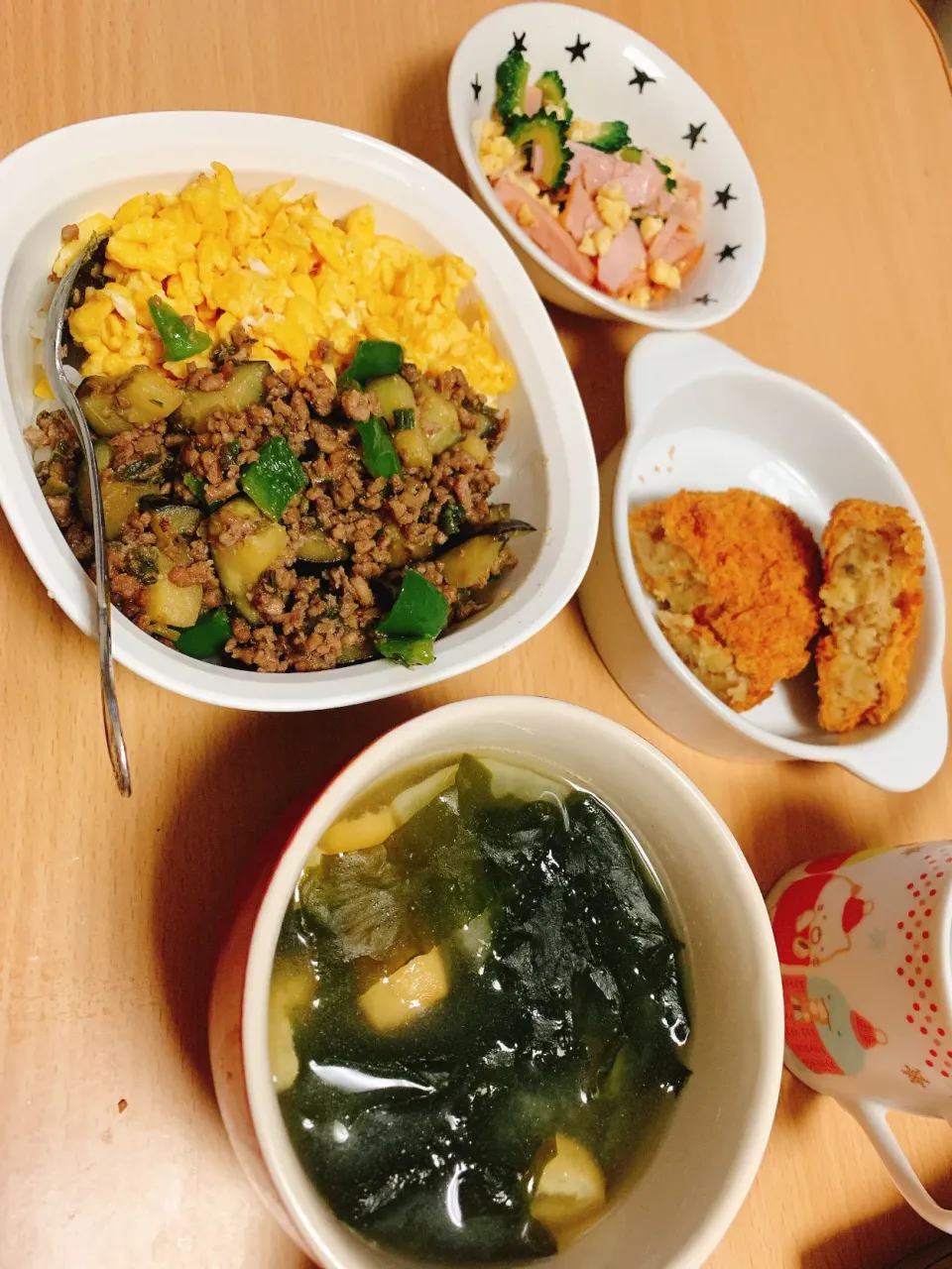 Snapdishの料理写真:ナスとピーマンのひき肉丼|あみたんさん