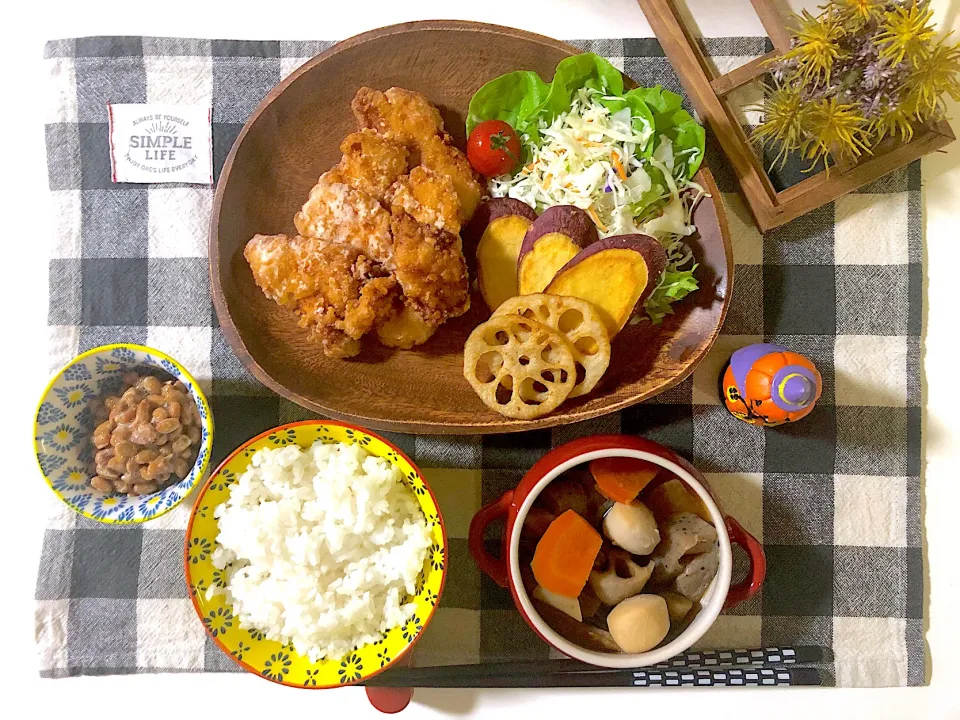 鶏胸肉の唐揚げ、さつまいもとれんこんの素揚げ、根菜類の煮物、納豆。|syamさん