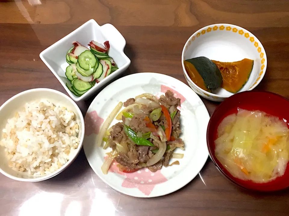 牛肉と長ねぎのオイスターソース炒め キャベツと玉ねぎの味噌汁 かぼちゃの煮物 タコときゅうりの酢の物|おさむん17さん