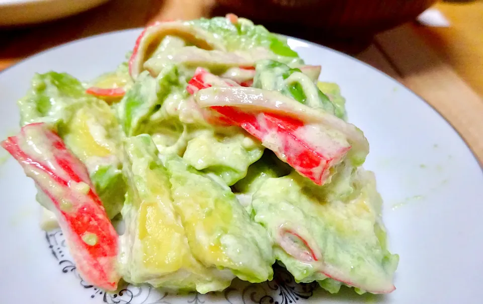 Snapdishの料理写真:アボカド🥑カニカマ　わさびマヨネーズ和え|みずはらさん