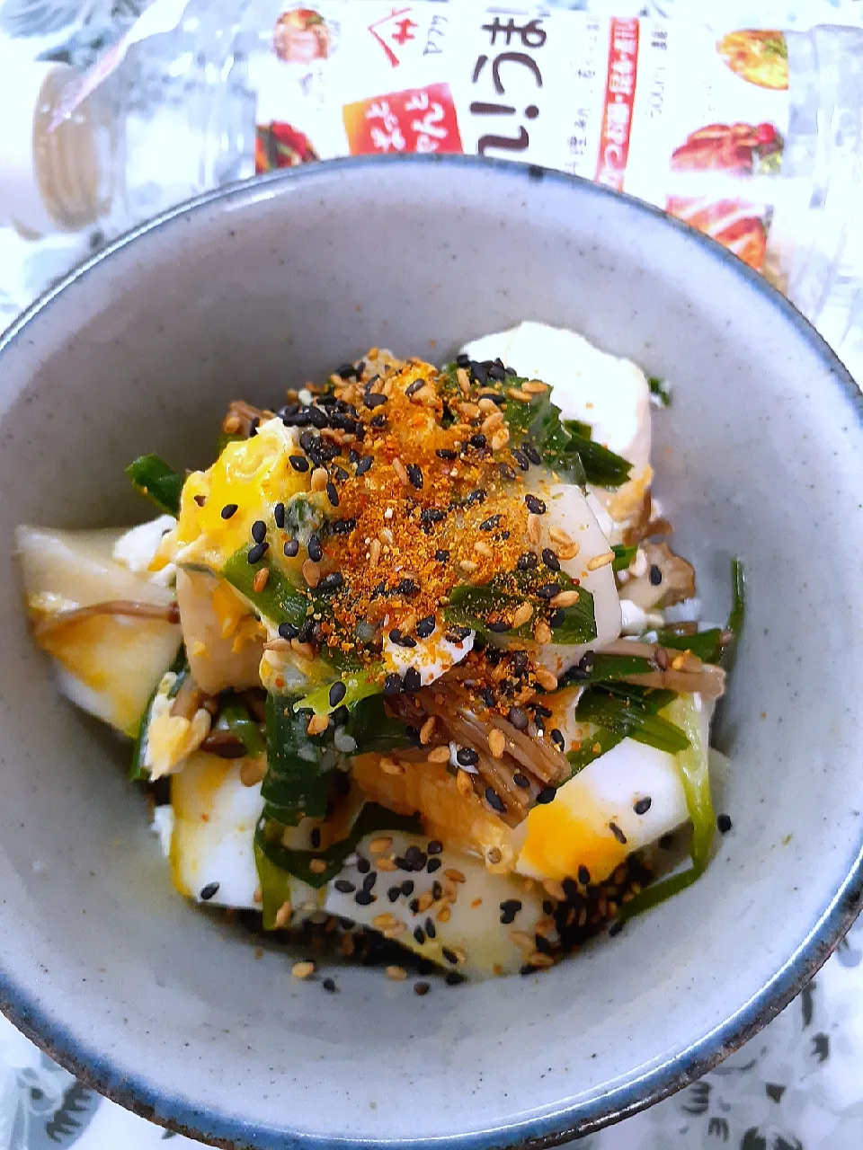 Snapdishの料理写真:🔷天日干し🍄茶えのき茸と韮の玉子とじ丼🔷白の食材:はんぺん、豆腐、餅、竹輪入り|@きなこさん