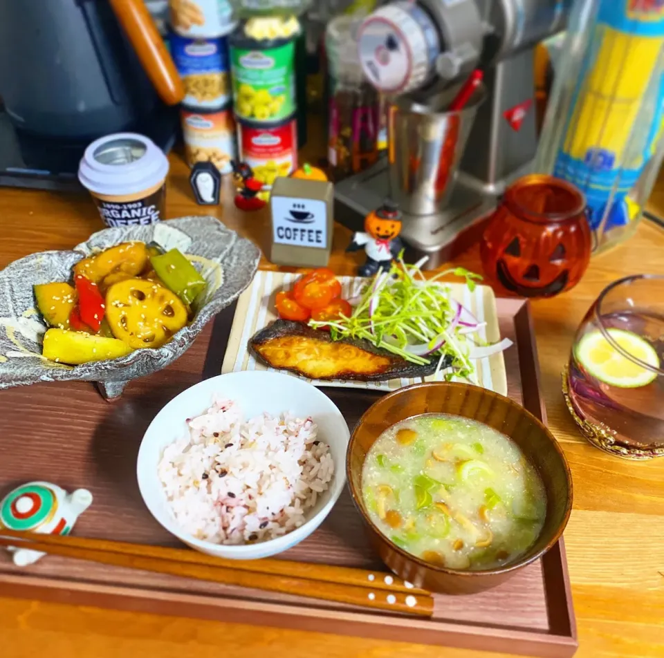 野菜根菜の鶏甘酢餡・カレイの味醂干し・なめこ汁|まぁちゃんさん