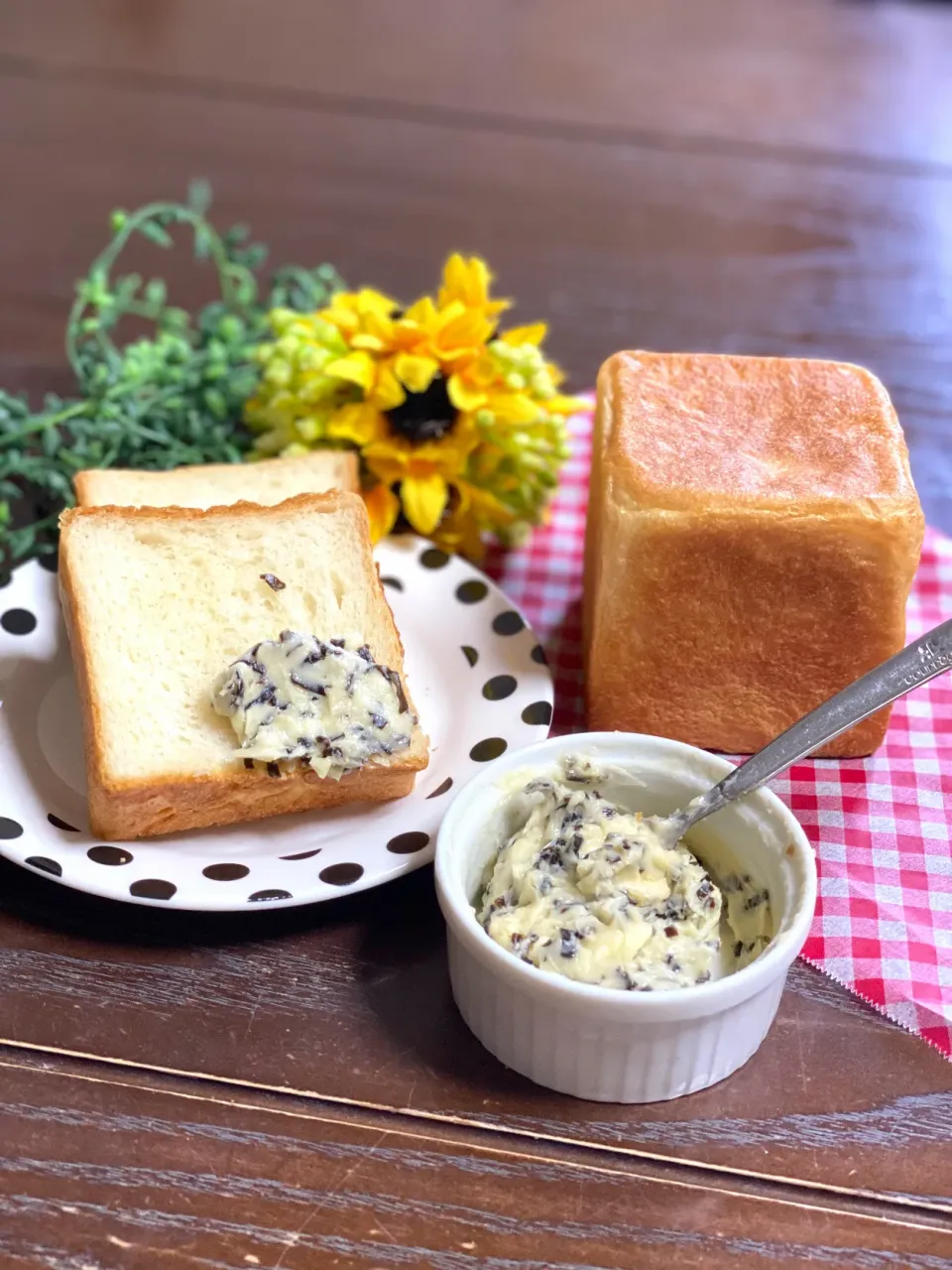 キューブパンとボルディエバター風塩昆布バター|TOMOさん