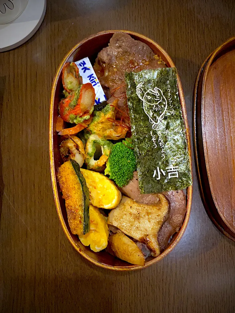 お弁当🍱　牛タン焼き肉　ガーリックソース　糸唐辛子　焼き海苔　エリンギソテー　カボチャロースト　干し海老の出し巻き卵　カニかまと竹輪の磯辺揚げ　帆立ロースト　七味唐辛子　クリームチーズ　蒸しブロッコリー|ch＊K*∀o(^^*)♪さん