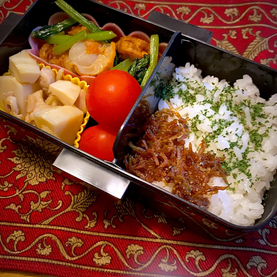 ベビー帆立と小松菜のソテーと、鶏肉と筍の煮物ましたと、プチトマトと、ちりめんじゃこの佃煮弁当|もえさん