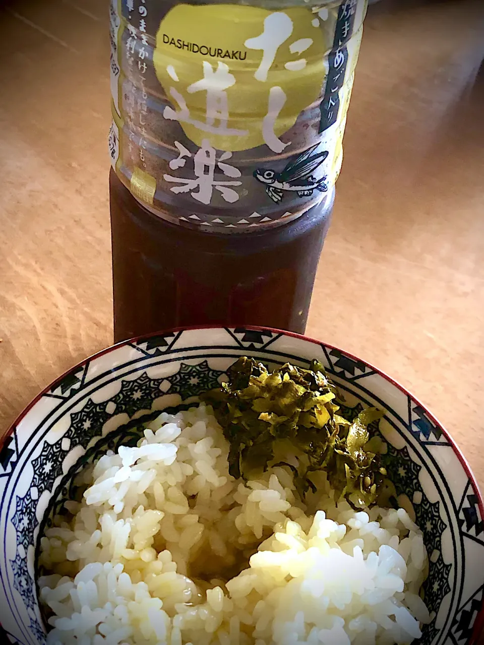 自動販売機で売っていた。だし道楽で卵かけご飯に高菜の漬物を添えて( •̀ω•́ )و✧ｳﾏｲ|sudachiさん