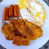 salmon fillet with lemon butter ginger garlic sauce  chicken sausages and single fried eggs.|Richa Thakur Jhaさん