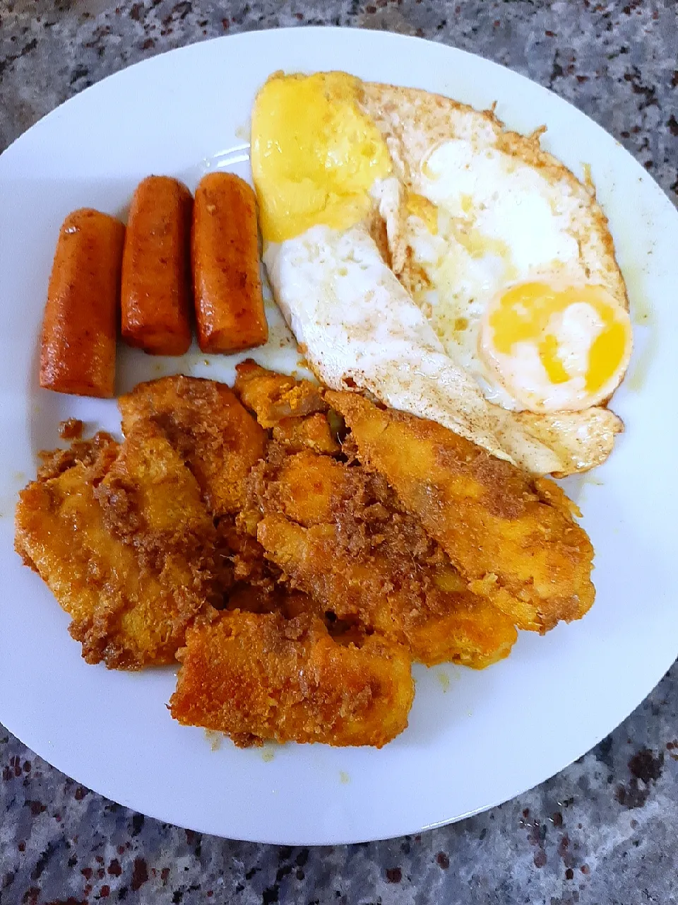 Snapdishの料理写真:salmon fillet with lemon butter ginger garlic sauce  chicken sausages and single fried eggs.|Richa Thakur Jhaさん