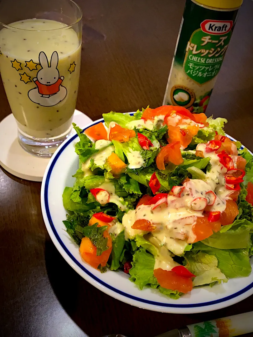 トマトとレタス穂紫蘇のサラダ🥗🥬🍅🌶  モッツァレラ&バジルオニオンドレッシング　キウイハニーヨーグルト🍯🥝|ch＊K*∀o(^^*)♪さん