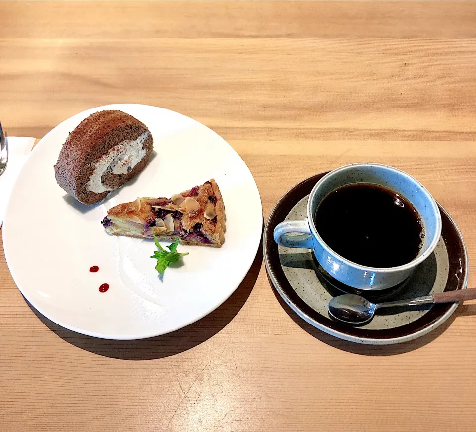 北海道美瑛町カフェ巡りは「ゴーシュ」マロンのロールケーキとブルーベリータルト☕️|Happy suzumeさん