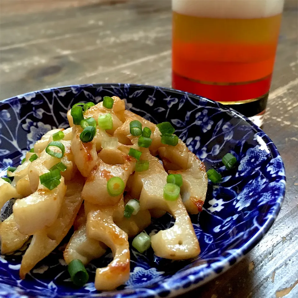 れんこんのバターナンプラー炒めと冷え冷えビール🍺#家飲み部|七海さん