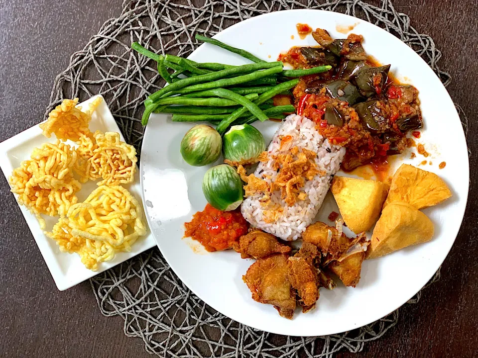 Snapdishの料理写真:Eggplant Sambal, fried chicken, homemade tofu, raw vegetables and noodles chips lunch|yeni kartikasariさん