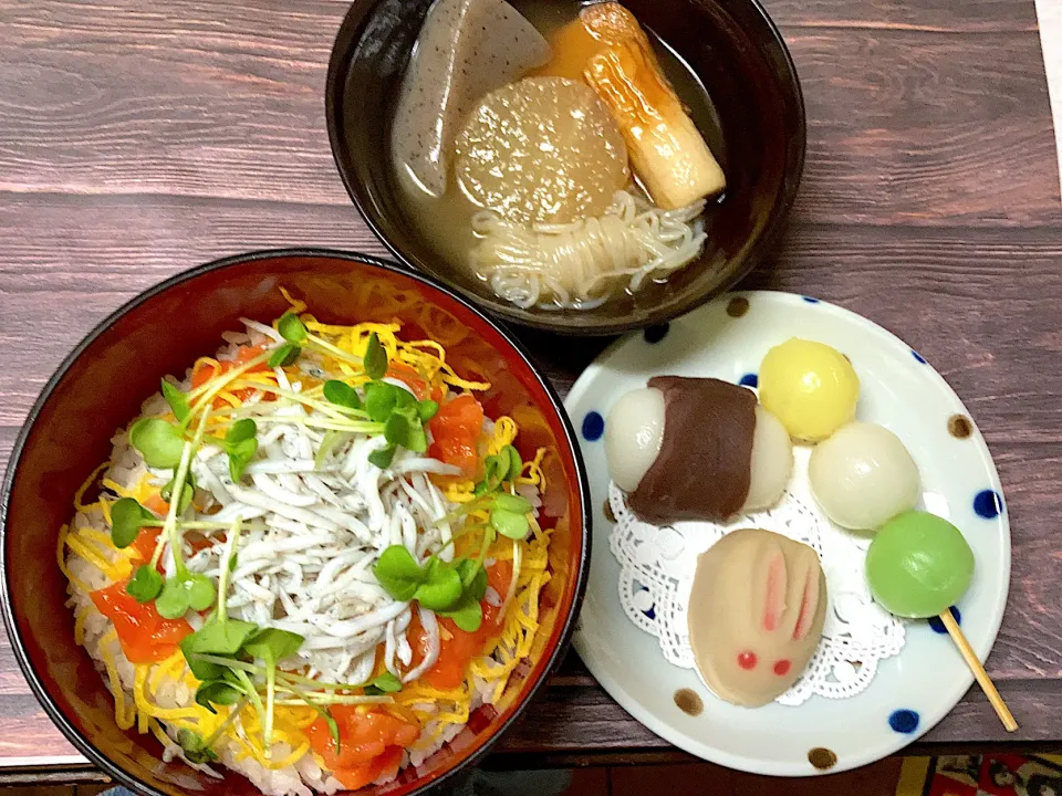 しらす丼〜。市販のお月見団子買ってきた〜|いずみさん