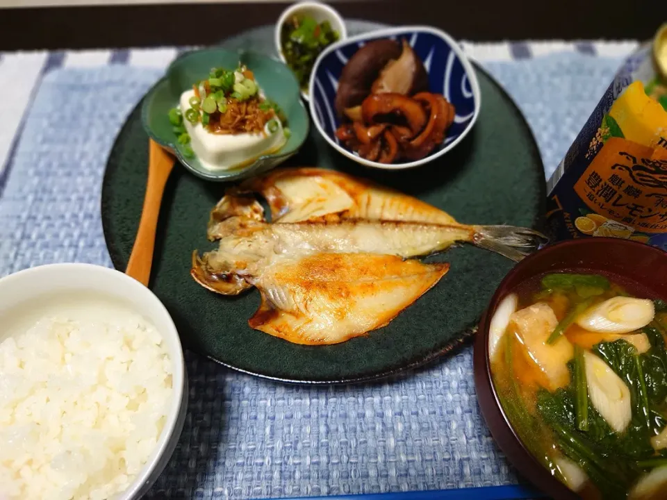 ★ちーこ食堂★
🍚えぼ鯛の干物
🍚椎茸とイカ🦑の甘辛煮
🍚鰹節なめ茸のせ冷奴
🍚お揚げとほうれん草のお味噌汁|☆Chieco☆さん