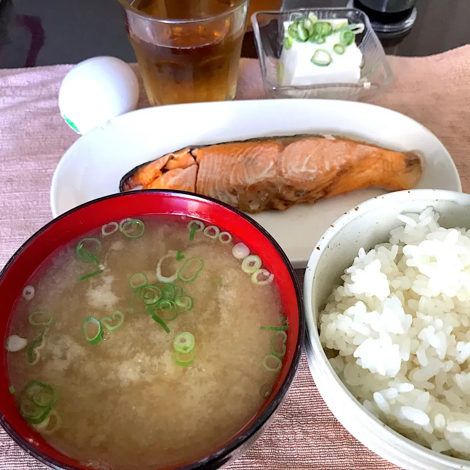 焼鮭、アサリの味噌汁、たまご、奴|純さん