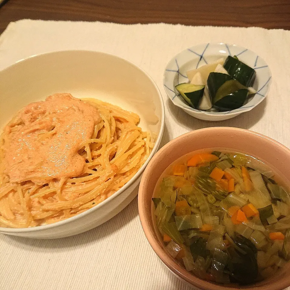 Snapdishの料理写真:たらこパスタ
セロリのスープ
きゅうりとかぶの漬物|oneiさん