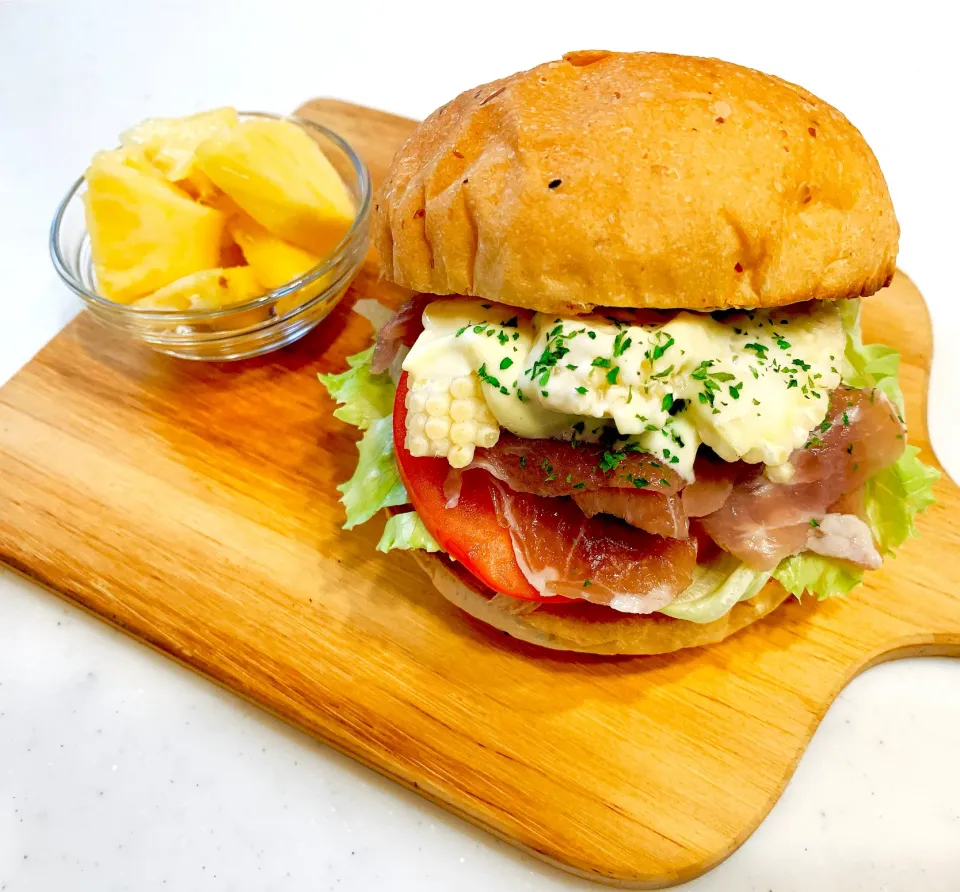 玄米パンで生ハムお野菜バーガー🍔|ひろりんさん