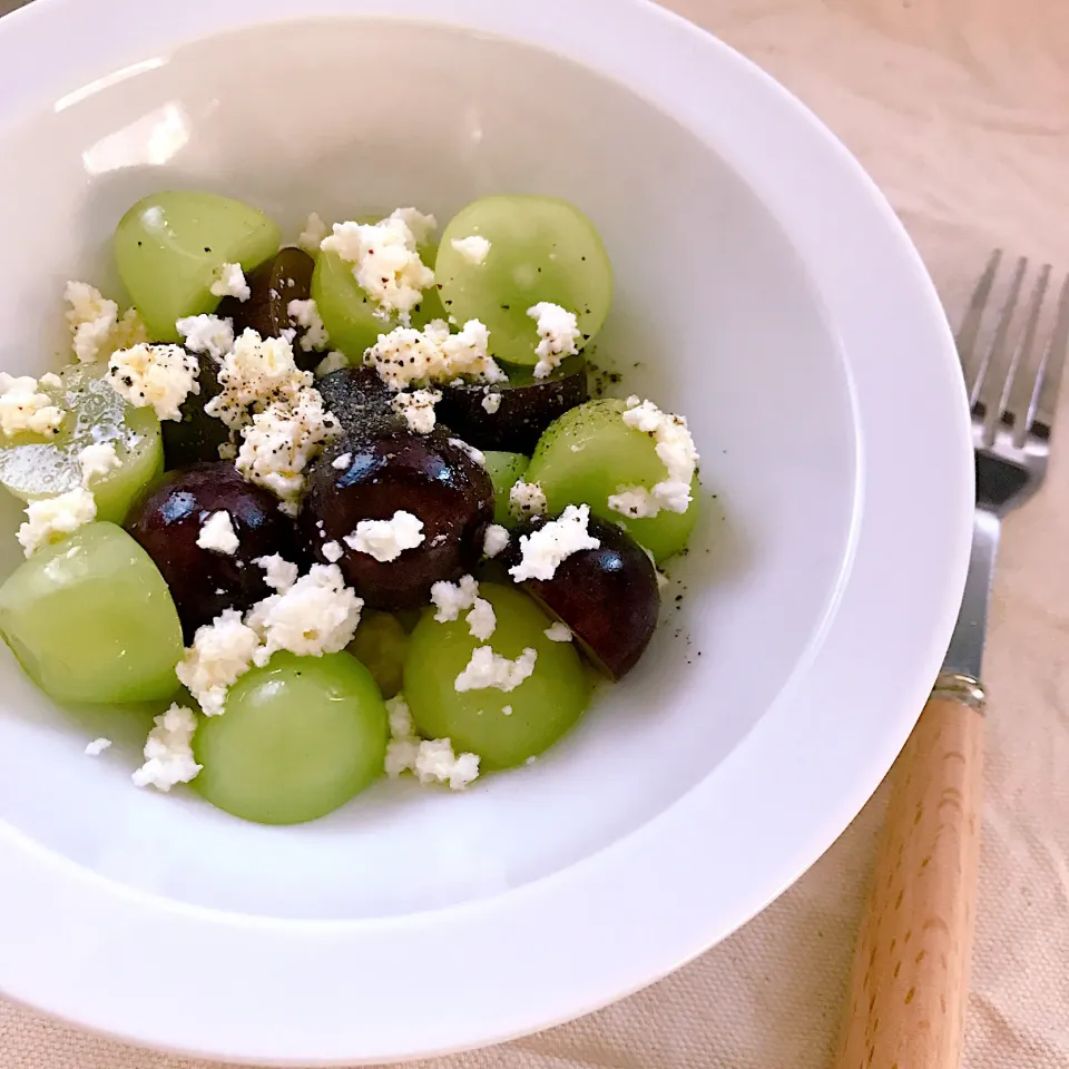 牛乳とお酢で作るカッテージチーズでぶどう🍇のサラダ🥗|めぐぐさん