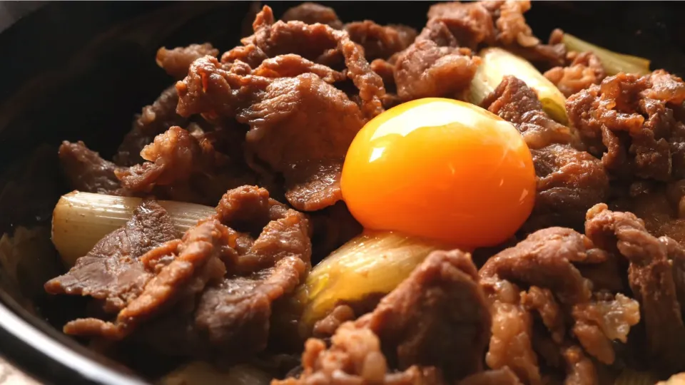 【レンジで簡単主食】黄金比の割り下！すき焼き丼|パンダワンタンさん