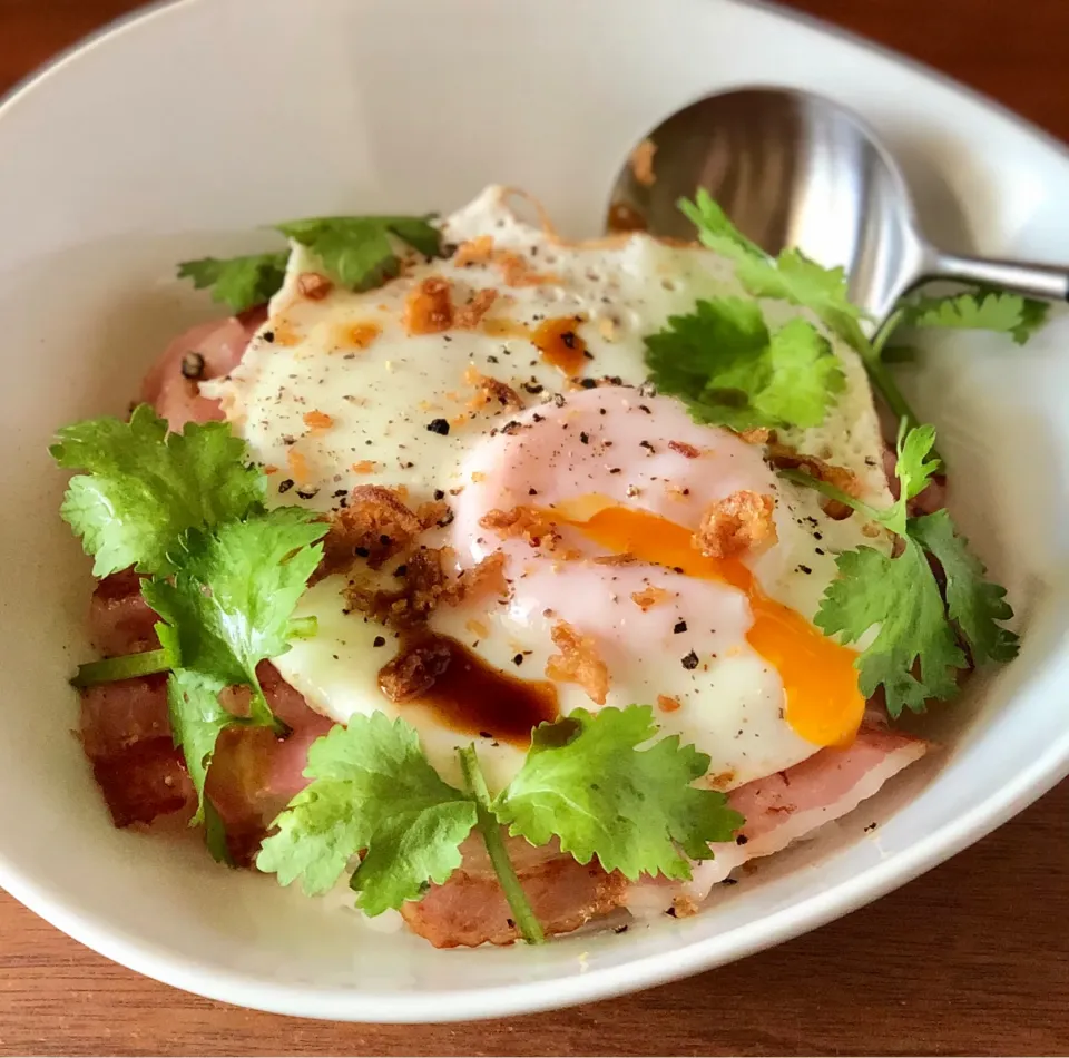 ベーコンエッグ丼　　　　　　　　　　Bacon and eggs bowl|マユマユさん