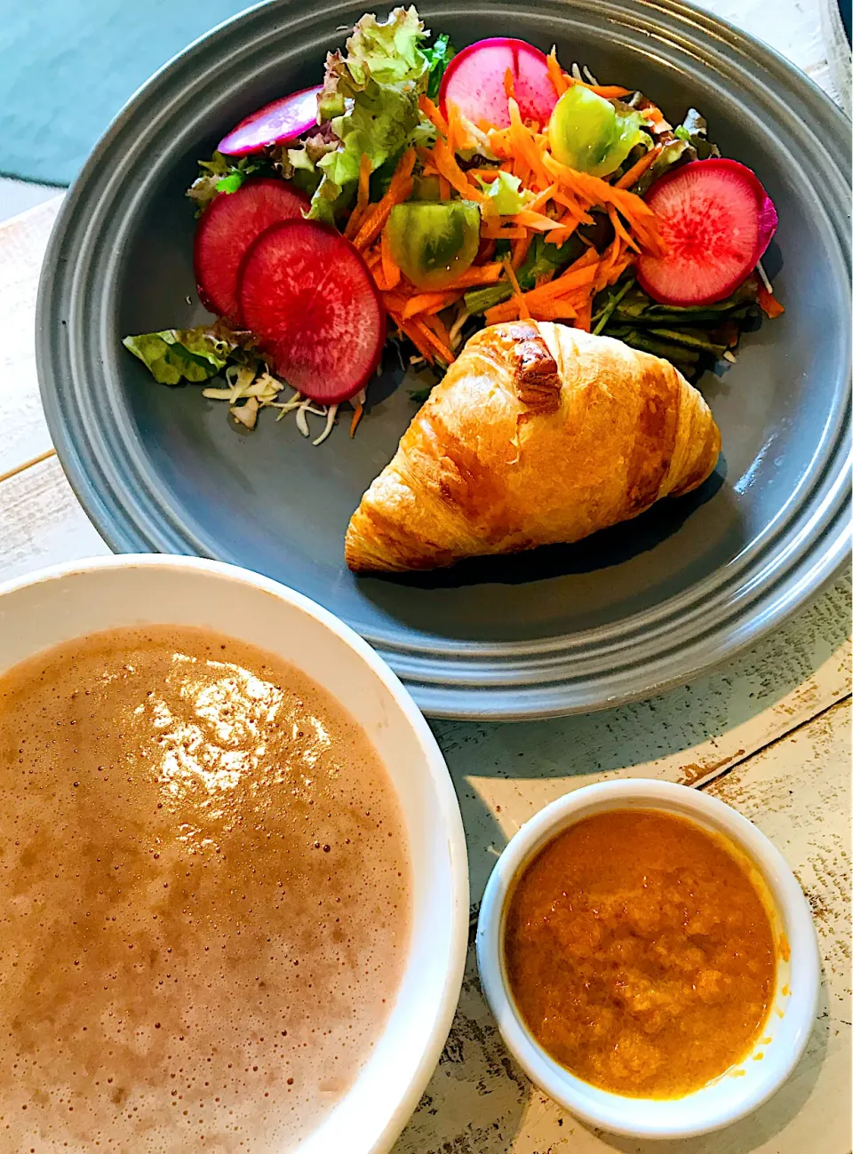 うずら豆スープ、にんじんドレッシングサラダ、ピカールミニクロワッサン🥐|atsukoさん