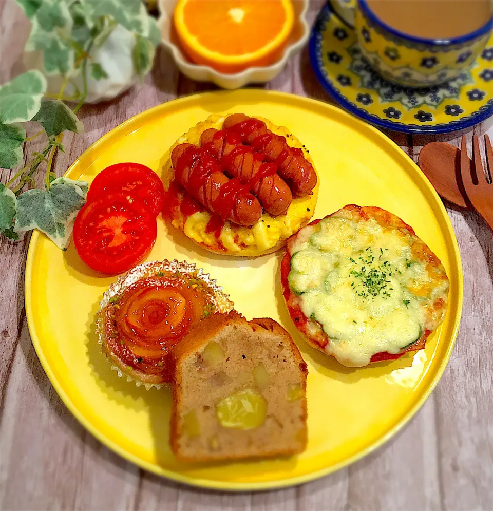 朝食プレート♪( ´▽｀)イングリッシュマフィンのオープンサンド(^○^)と🎁用に作ったりんごのチーズタルトと栗のパウンドケーキの味見〜(*´∨`*)|AXさん