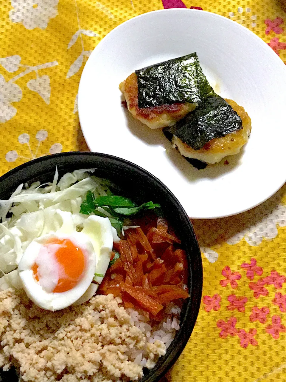 Snapdishの料理写真:そぼろ丼月見付き　チーズ入り🧀芋餅🥔の磯辺風|掛谷節子さん