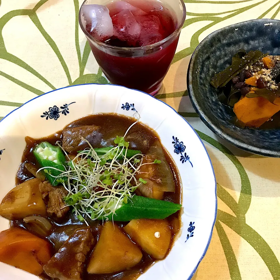 今日はステーキ肉でビーフシチュー💕お気に入りのお酒🍷赤じそ梅酒、かぼちゃと昆布小豆の煮物とともに😉|てるみさん