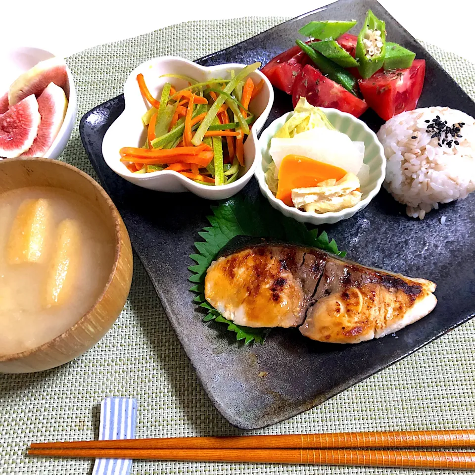 Snapdishの料理写真:10/1晩ご飯：鰤の塩麹焼き|ななみんさん