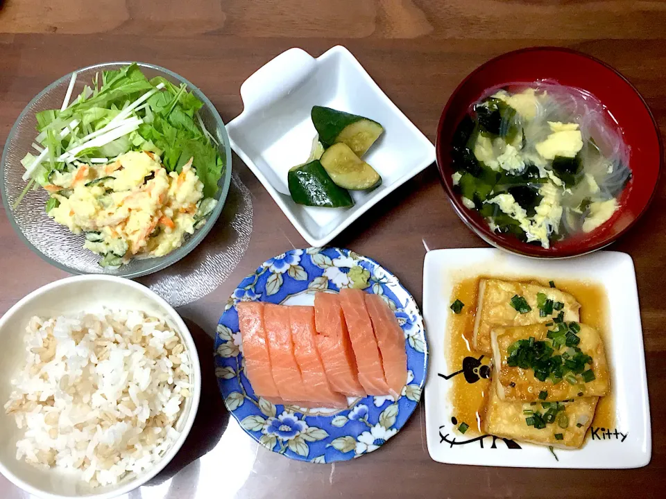 サーモンのお刺身 豆腐ステーキ 春雨スープ きゅうりの中華風酢の物 ポテトサラダ|おさむん17さん